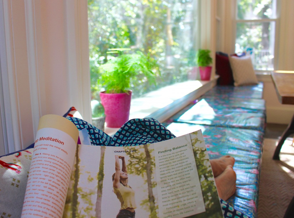 DIY built in kitchen banquette bench :: Little Pink Monster